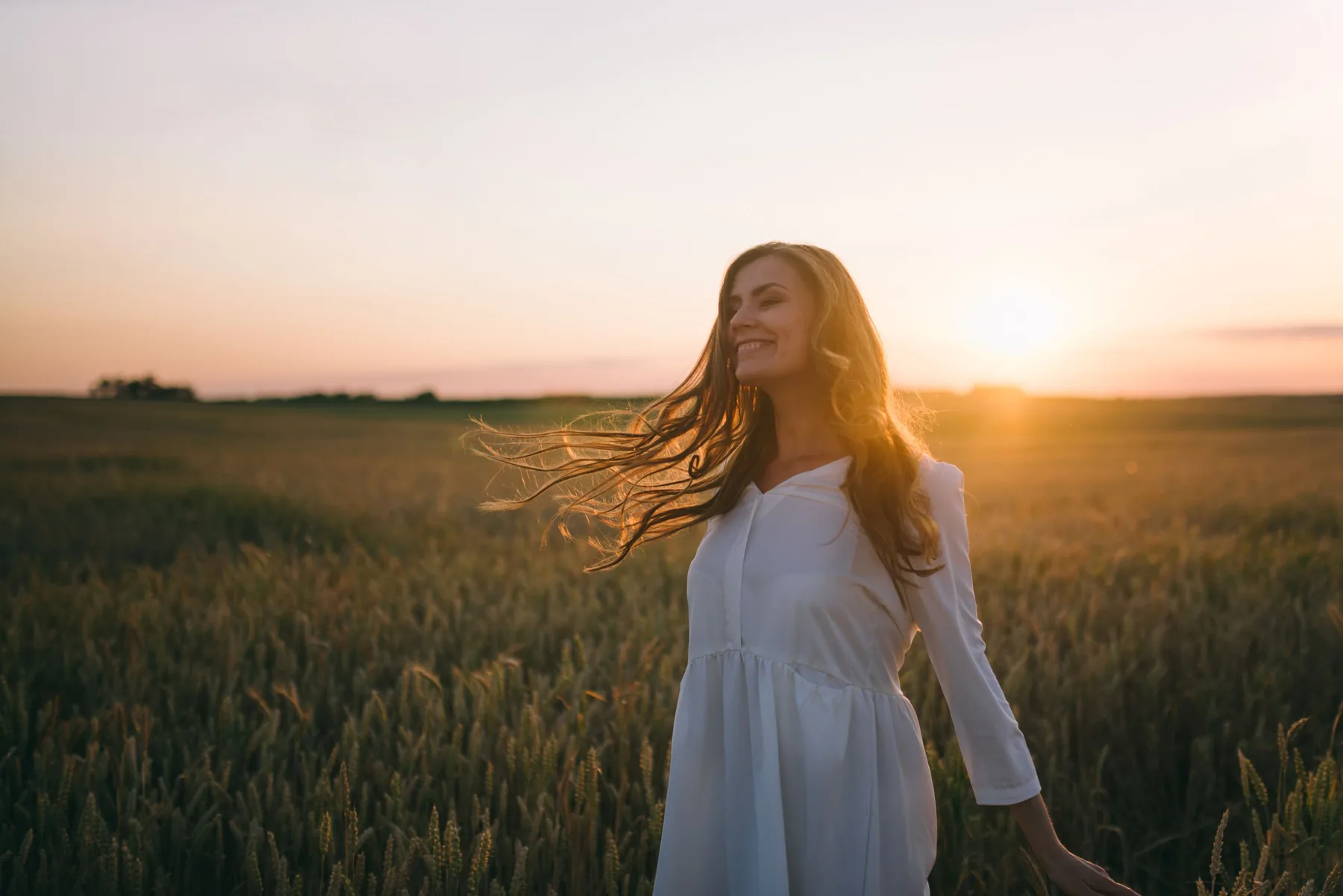 Donna in un campo al tramonto
