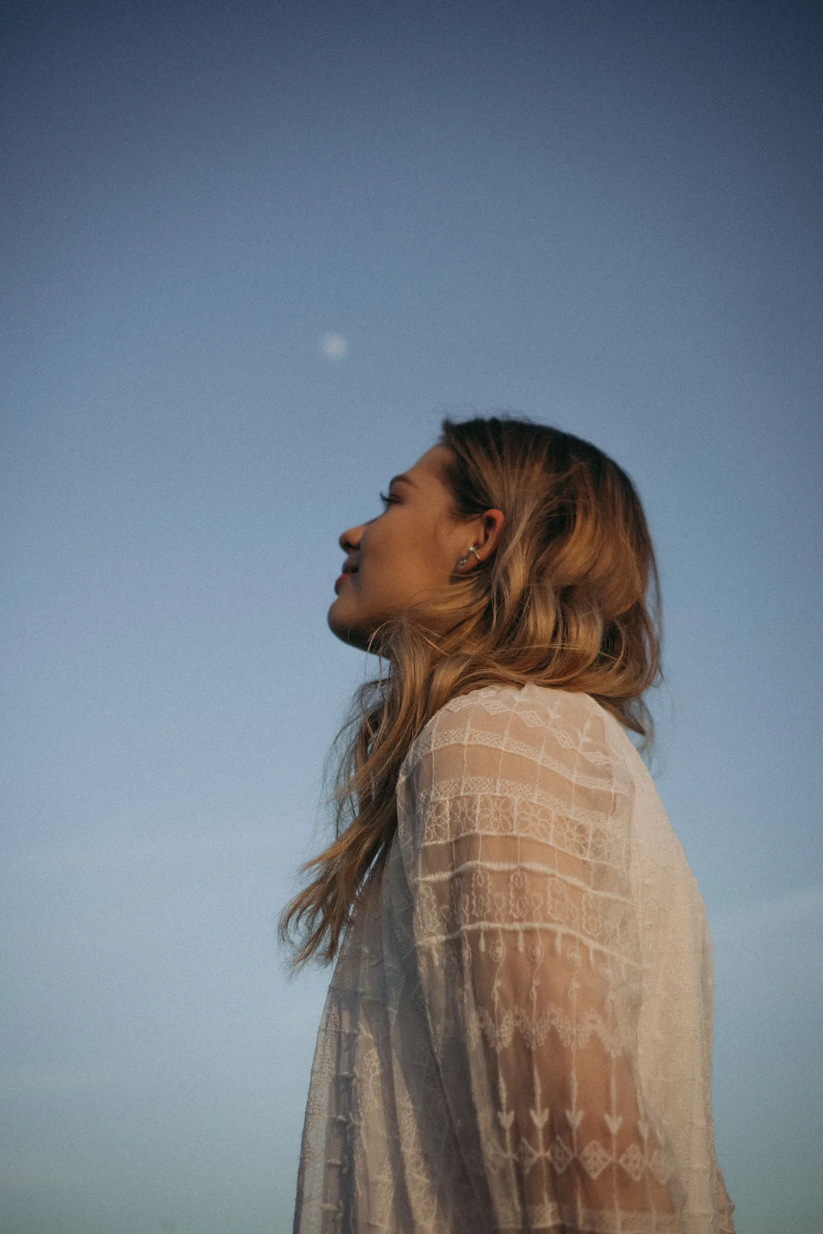 Persona all'aperto sotto il cielo